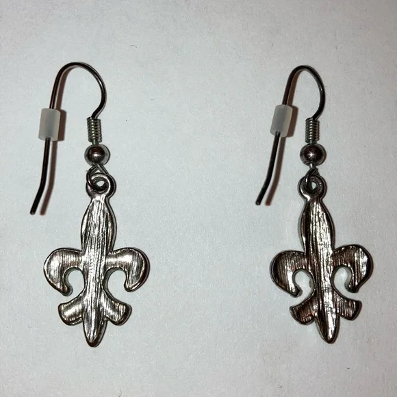 Fleur de Lis Silver Drop Hook Dangling Earrings New Orleans Cocktail Jewelry - Picture 10 of 12